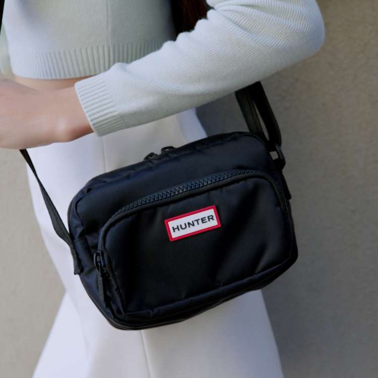 HUNTER�i�n���^�[�j�̃V���b�v�j���[�X�u�yHUNTER�z�����f�ނ̃o�b�O�œV��ɍ��E���ꂸ�ɏo�����悤�v