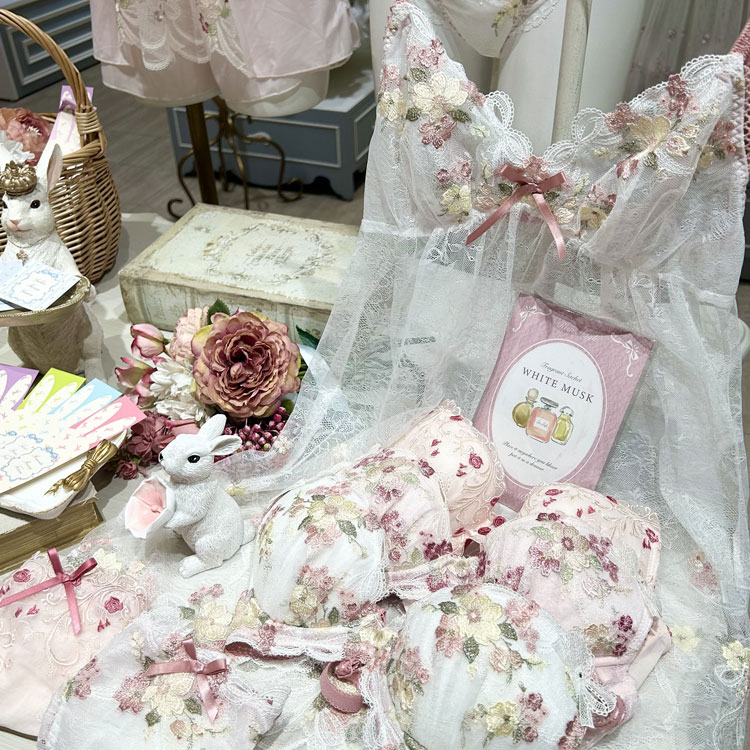 Risa Magli�i���T�}���j�̃V���b�v�j���[�X�u���J�̉ԁX�𑩂˂��u�[�P�����`�[�t�ɂ����A���}���e�B�b�N�ȃV���[�Y�v