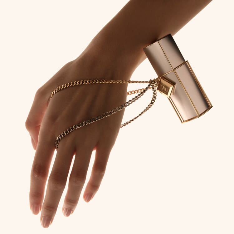CHANEL�i�V���l���j�̃V���b�v�j���[�X�u�K�u���G�� �V���l���v
