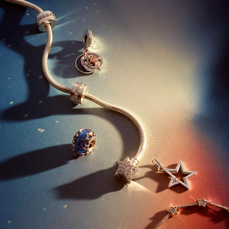 ツートーン セレスチアル トリプル ダングル チャーム（チャーム