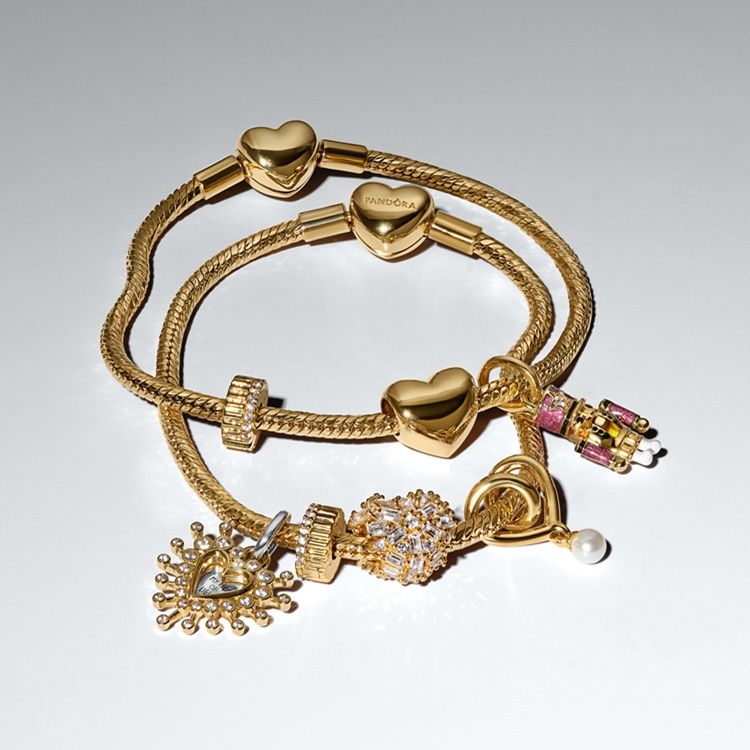 PANDORA 金色 チェーンブレスレット チャーム付き Amazon | Pandora Moments スパークリングクラウンOスネークチェーン