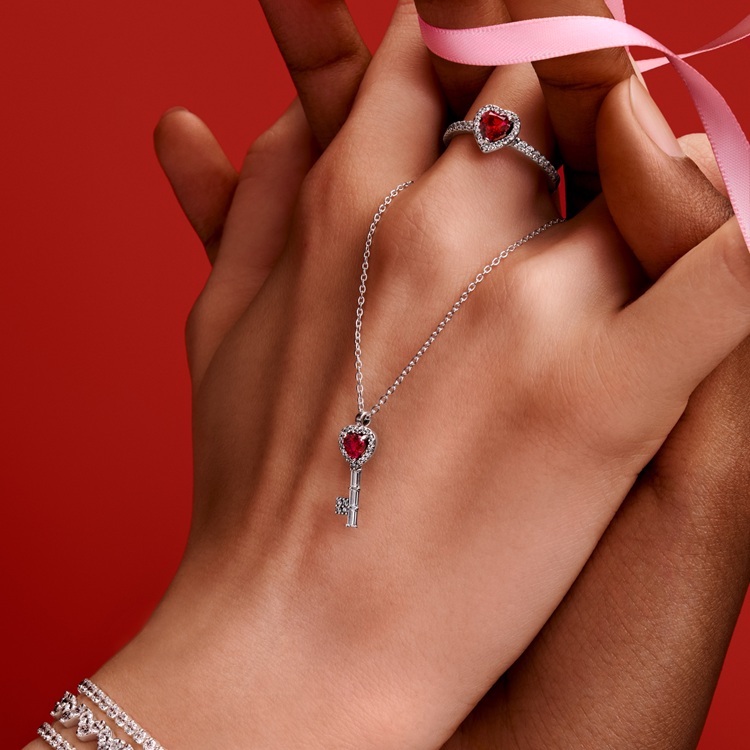 スパークリング ウィッシュボーン リング（リング）｜Pandora