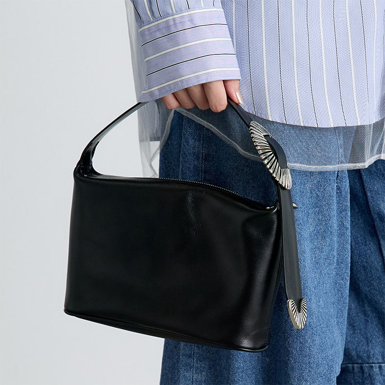 TOGA TOO/トーガトゥー】Double buckle leather bangle/ダブルバックル