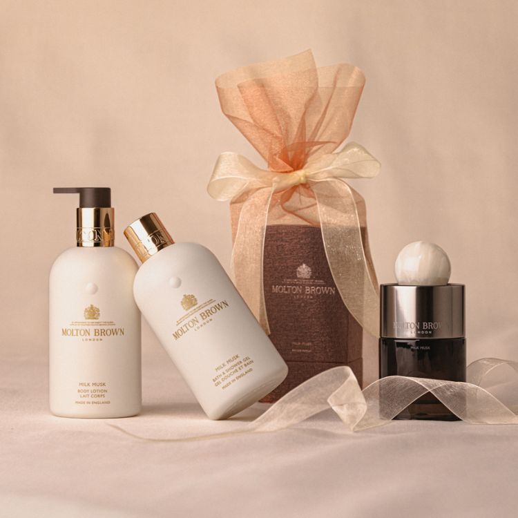 MOLTON BROWN�i�����g���u���E���j�̃V���b�v�j���[�X�u�~���N�̉��₩�ȊÂ��A�z���C�g���X�N�̗�������������A�g���J�r�[���̃N���[�~�[�����d�Ȃ�A�S�n�悢����ɕ�܂�܂��B�v