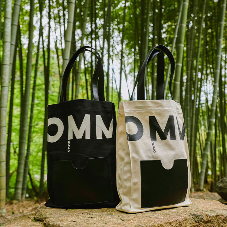 OMMO�i�I�[�G���G���I�[�j�̃V���b�v�j���[�X�uBIG LOGO POCKET TOTE | A4�T�C�Y�̃t�@�C����PC�����܂��e�ʃT�C�Y�v