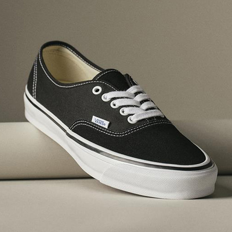 VANS�i���@���Y�j�̃V���b�v�j���[�X�u�l�C�̓��{���胂�f�����ē��ׁI�u���b�N�̃t�H�N�V���O���C�������V���[�v�ŃN���V�b�N�Ȉ�ۂ̃v���~�A�� �I�[�Z���e�B�b�N�v