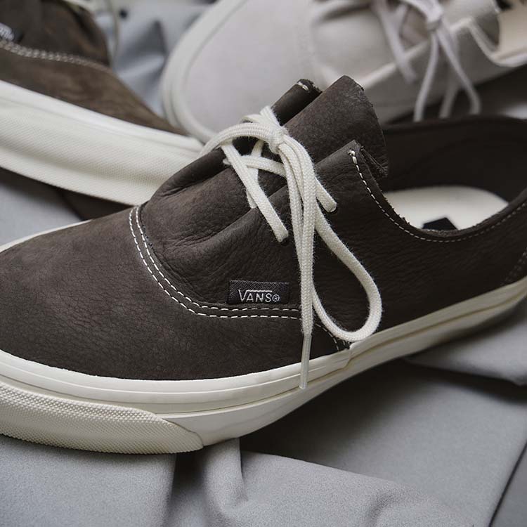 VANS�i���@���Y�j�̃V���b�v�j���[�X�u�H�̑����ɍ��킹�����A�㎿�ȃ��U�[�Ŏd���Ă����ɂ̃~�j�}�����f���B�v