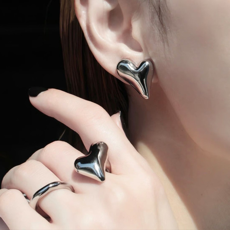 Soierie�i�\�����[�j�̃V���b�v�j���[�X�u�ySoierie�z�n�[�g���`�[�t�̃A�C�e���v