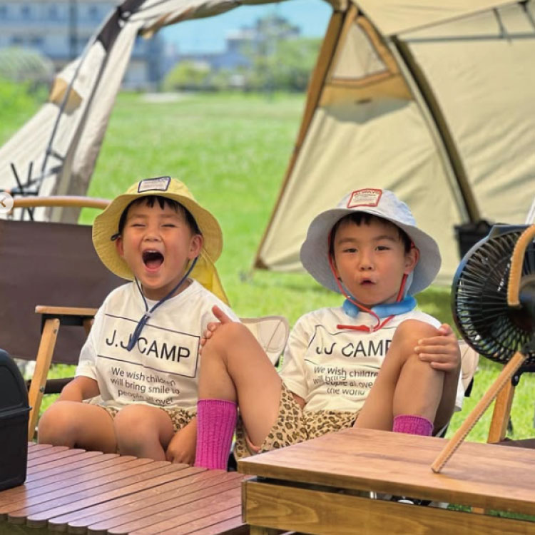 ROBE FAMILLE�i���[�u�t�@�~�[���j�̃V���b�v�j���[�X�u�Ă̖`���́AJ.J CAMP�ƈꏏ�I�v