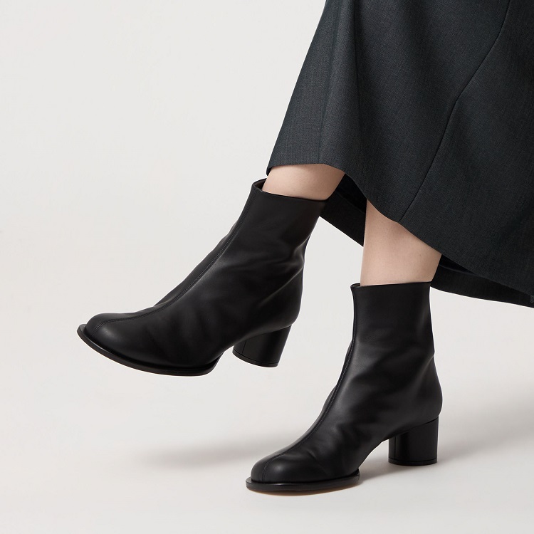 新品　ODETTE E ODILE OFC ソフトVカット FLT15↓↑ ODETTE E ODILE（オデットエオディール）の「ソフトVカット