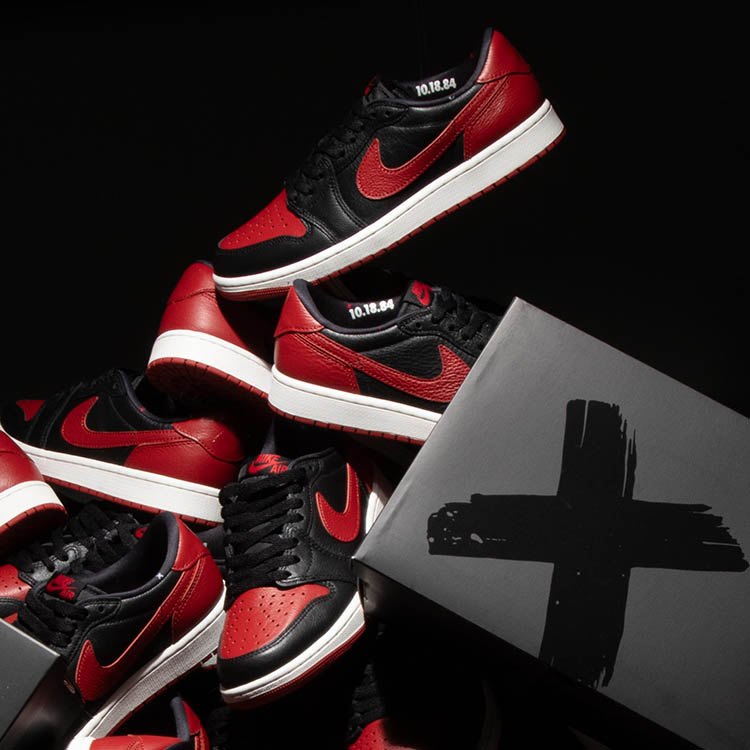 atmos pink�i�A�g���X�s���N�j�̃V���b�v�j���[�X�u�G�A �W���[�_�� 1 ���g�� LOW OG "Banned" Black and Varsity Red �����v
