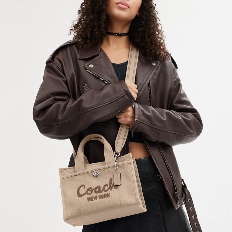 COACHiR[`j̃Vbvj[Xȗ_ɁJ[S g[g^COACHv