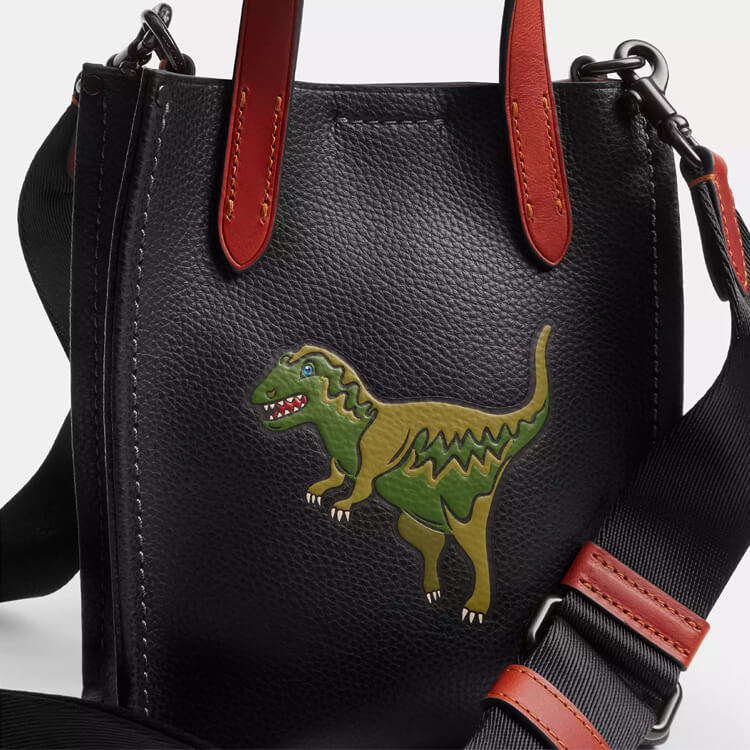 COACH｜コーチのトピックス「恐竜＜レキシー＞遊び心を添えるバッグや