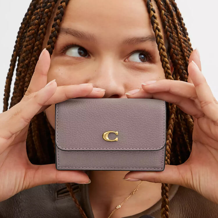 【今日のみ】COACH コーチ　三つ折り財布 COACH｜コーチのトピックス「新色登場！大人気の三つ折り財布／COACH