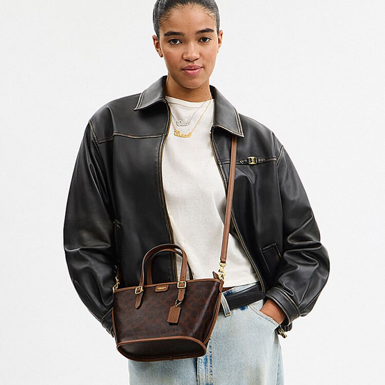 COACH�i�R�[�`�j�̃V���b�v�j���[�X�u2Way�d�l�̃^�C�v���I�^�N�V�[�g�[�g�^COACH�v