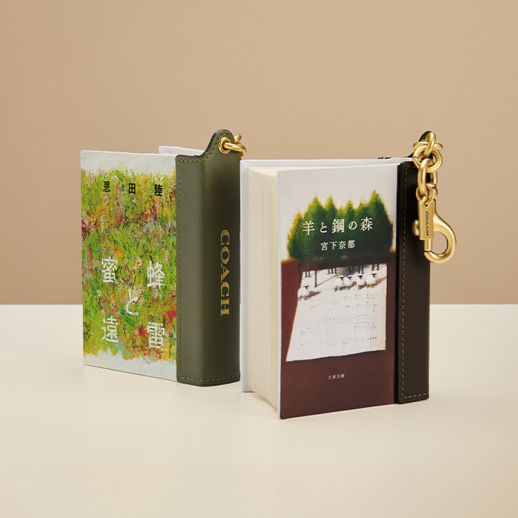 COACH ブックチャーム COACH｜コーチのトピックス「本をバッグチャームにしました。／COACH