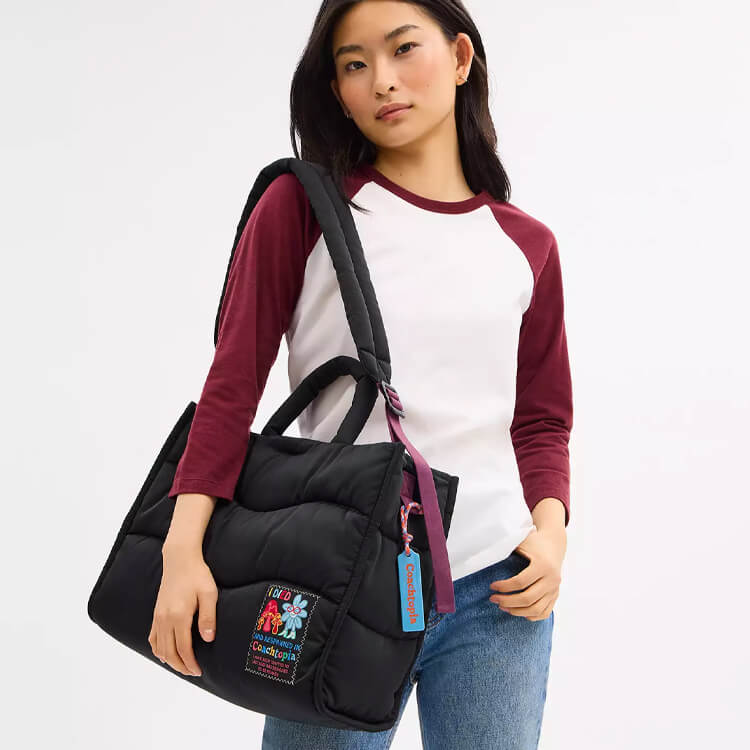 COACH�i�R�[�`�j�̃V���b�v�j���[�X�u�y�ʑf�ނ̃o�b�O�^COACH�v