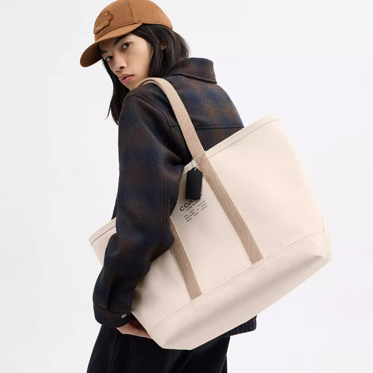 COACH コーチ トートバッグ ブリーカー チャーム付 レザー カーキ A4 COACH｜コーチのトピックス「A4サイズ対応バッグ／COACH」 - ZOZOTOWN