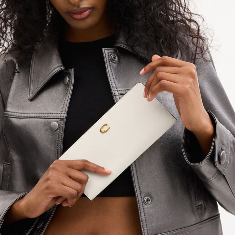 COACH�i�R�[�`�j�̃V���b�v�j���[�X�u���[�́������z�^COACH�v
