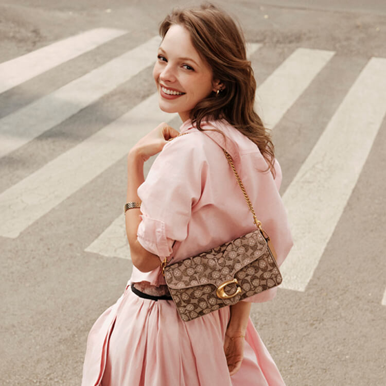 COACH�i�R�[�`�j�̃V���b�v�j���[�X�u�V�O�l�`���[�R���N�V�����̂��Љ�^COACH�v