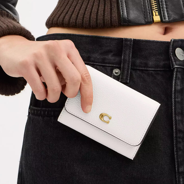 COACH�i�R�[�`�j�̃V���b�v�j���[�X�u�~�j���z�Ƃ��Ă����t���b�v �J�[�h �P�[�X�^COACH�v