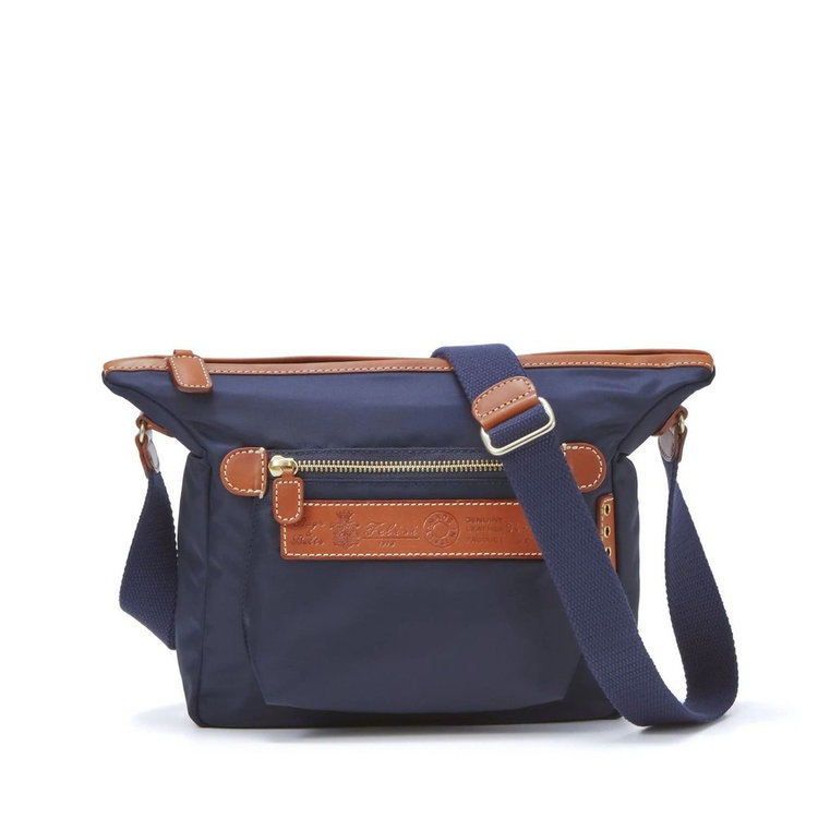 Felisi�i�t�F���[�W�j�̃V���b�v�j���[�X�u��GIFT���i�ŋ@�\�I�ȃR���p�N�g�T�C�Y�̃V�����_�[�o�b�O�BFelisi�������̑f�ގg���������߂܂��B�v