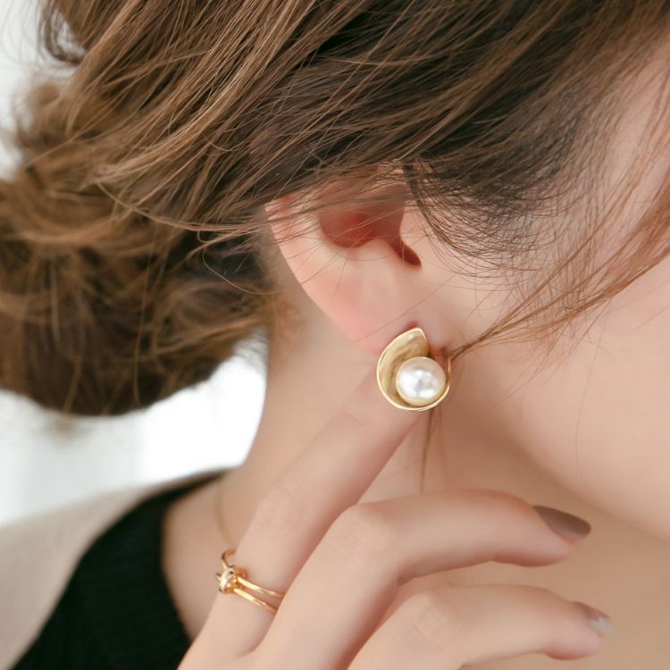 パールとダイヤが目を惹く！ゴールド・イヤリング いたずらっぽい 