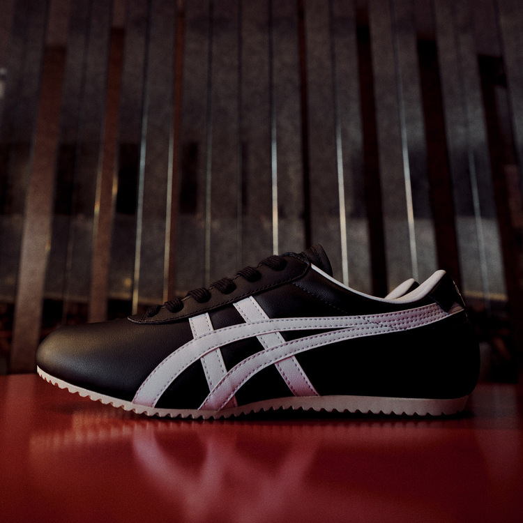 Onitsuka Tiger�i�I�j�c�J�^�C�K�[�j�̃V���b�v�j���[�X�u�yTAI-CHI OG�z�����I�ȃt�H�����Ɣ���̃��o�[�\�[�������ݏo���A���[�v���t�@�C���ȃV���G�b�g�v
