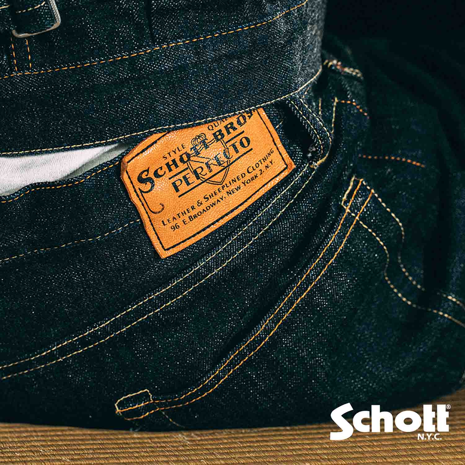 Schott�i�V���b�g�j�̃V���b�v�j���[�X�u�ySchott/�V���b�g�z�����̒����Ȃ����A�{�g���X����h��ւ���B�v