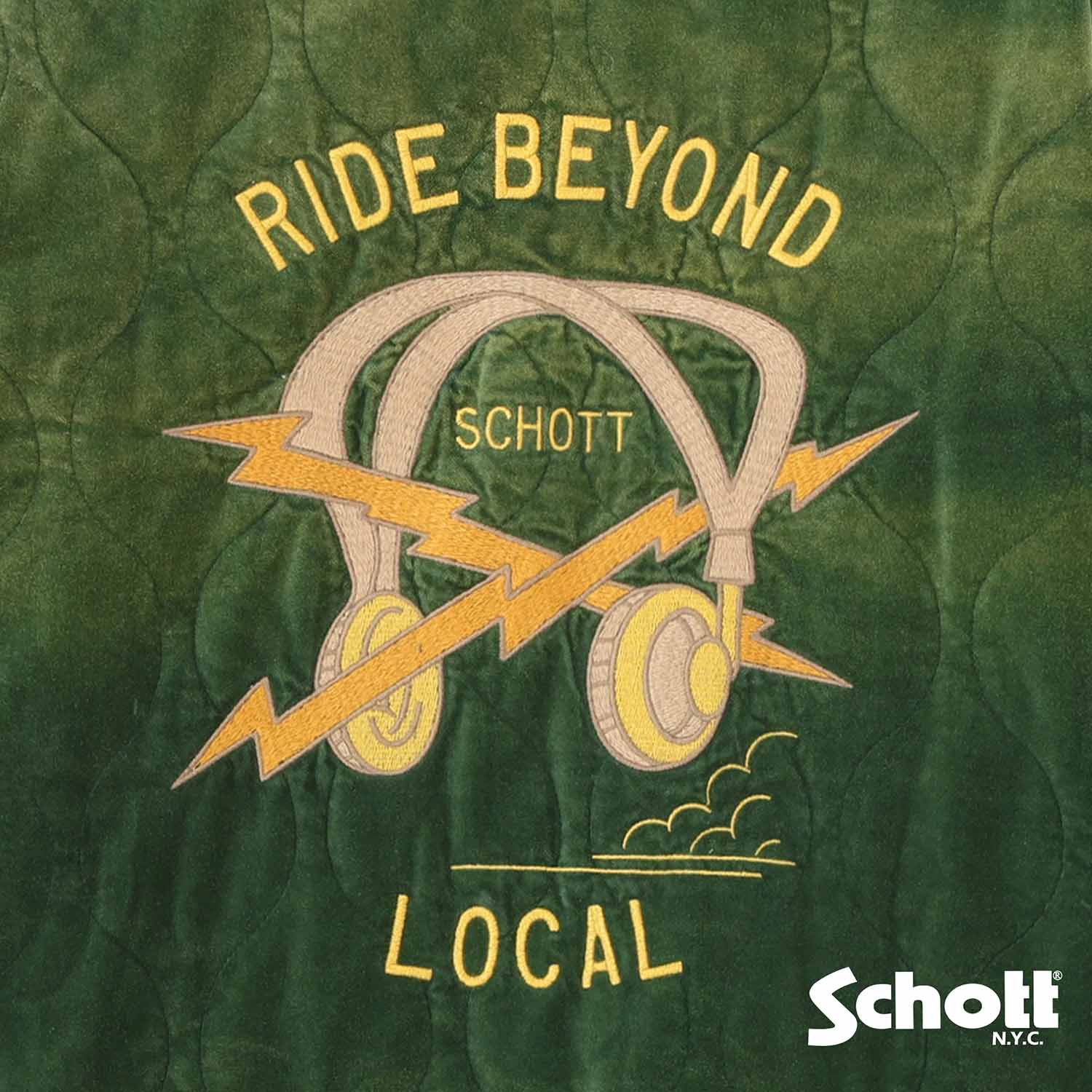 Schott�i�V���b�g�j�̃V���b�v�j���[�X�u�ySchott/�V���b�g�z�H�~�̎�����A�ꑫ���������̂��̂ɁB26FW�\���t���B�v