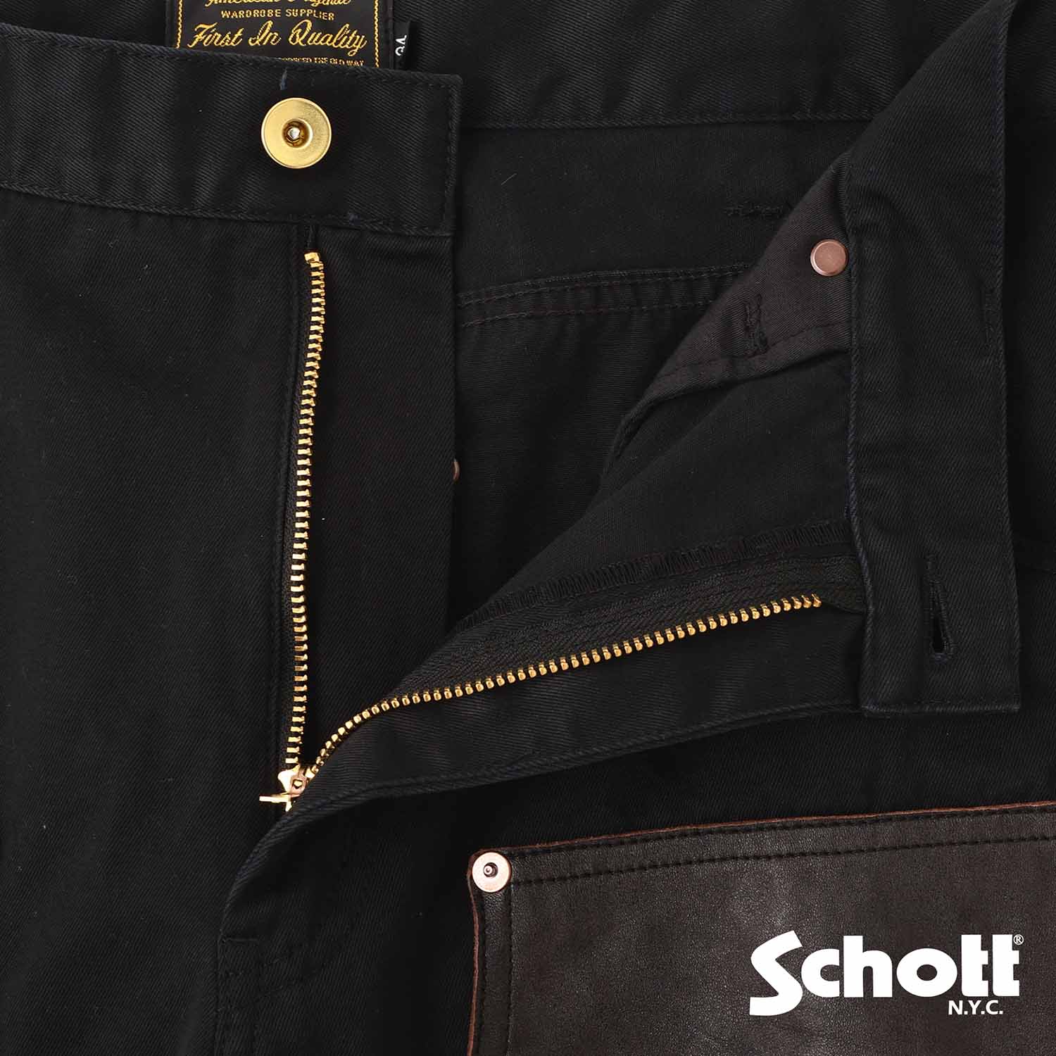 Schott�i�V���b�g�j�̃V���b�v�j���[�X�u�ySchott/�V���b�g�z��������ς���A��l�̒����Ȃ��B�������̃{�g���X���W�B�v