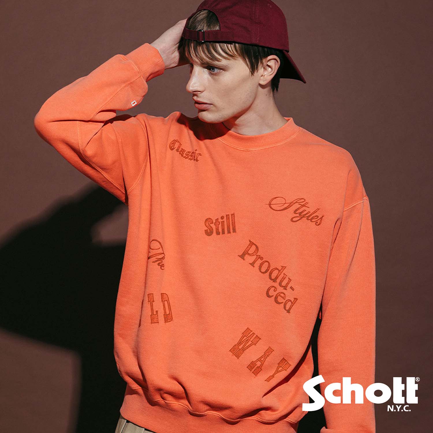 Schott�i�V���b�g�j�̃V���b�v�j���[�X�u�ySchott/�V���b�g�z���[�h���[�u�̎��ɂȂ�A�ɏ�̓��풅�B�v