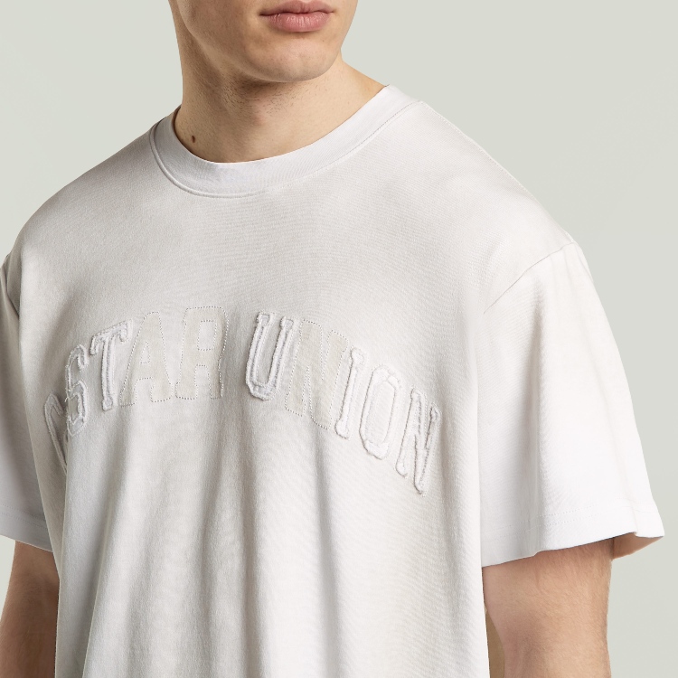 G-STAR RAW�i�W�[�X�^�[�E���D�j�̃V���b�v�j���[�X�u���Ԃ��o���悤�ȃt�F�[�h���ƁA���̓I�ȃ��S�\������ۓI�Ȉꒅ�yG-STAR�z�v