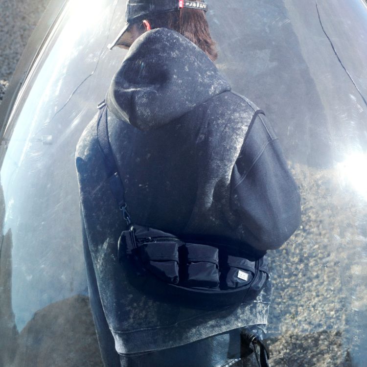 DIESEL�i�f�B�[�[���j�̃V���b�v�j���[�X�u�yDIESEL�����Y�z�s��I�ȃX�^�C���ɉf����A�I�X�X���o�b�O���W�v