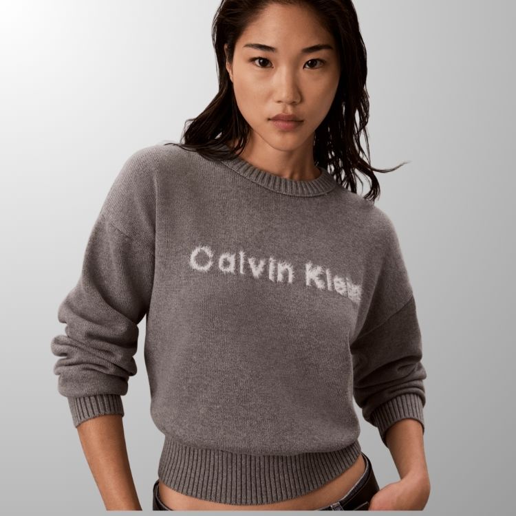 Calvin Klein(カルバンクライン)の「洗練された大人の秋冬スタイルを叶えるロゴニットセーター」
