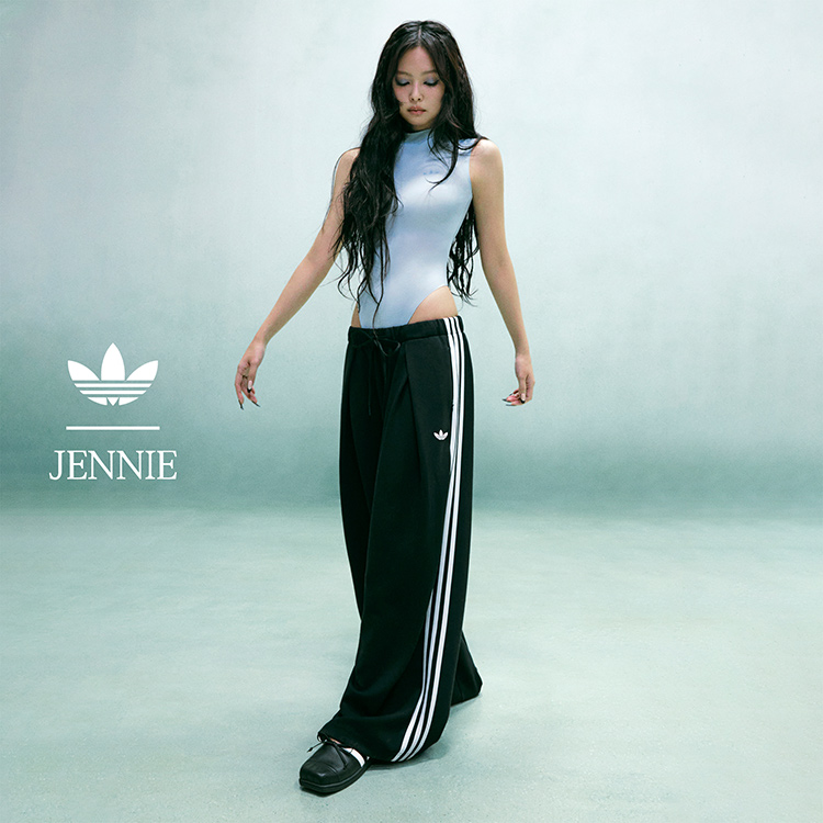 adidas(アディダス)の「【アディダス公式】adidas Originals by JENNIE」