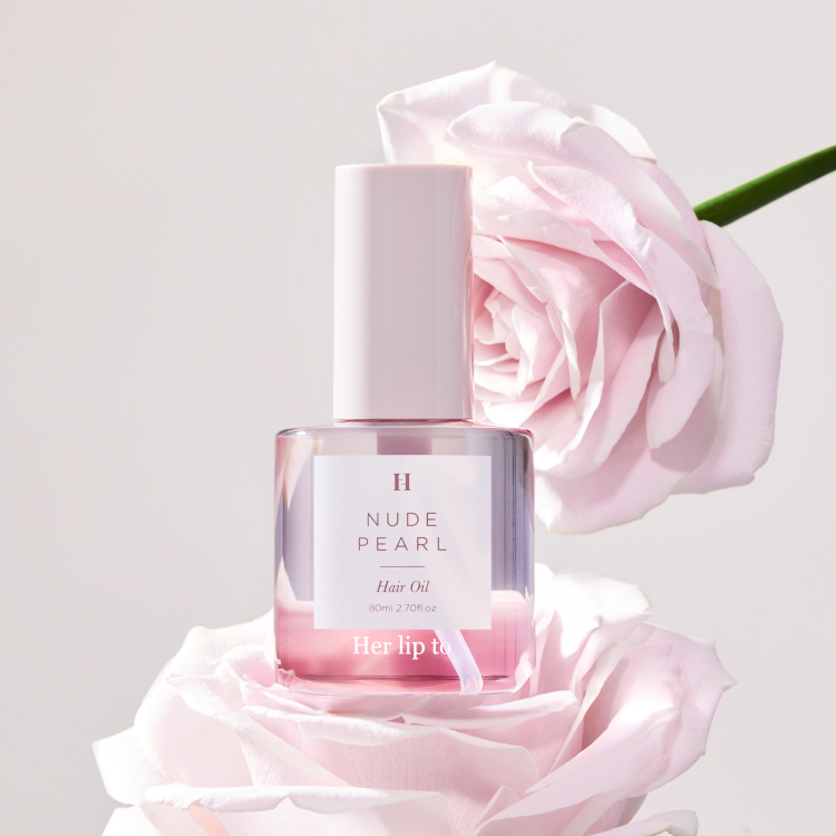 Her lip to BEAUTY(ハーリップトゥビューティー)の「8.8 NEW | “グラスヘア” に仕立てる高輝度ヘアオイルが登場。うるおいに満ちたツヤと洗練の香りをまとって。」