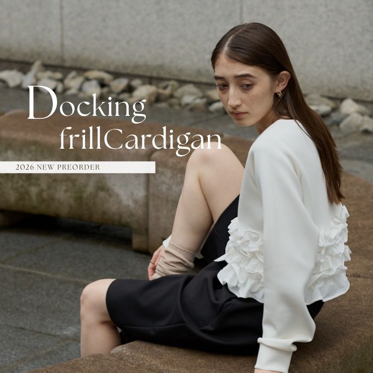 CAPRICIEUX LE'MAGE(カプリシュレマージュ)の「1枚で華やぐ、異素材フリルのドッキングカーディガン」