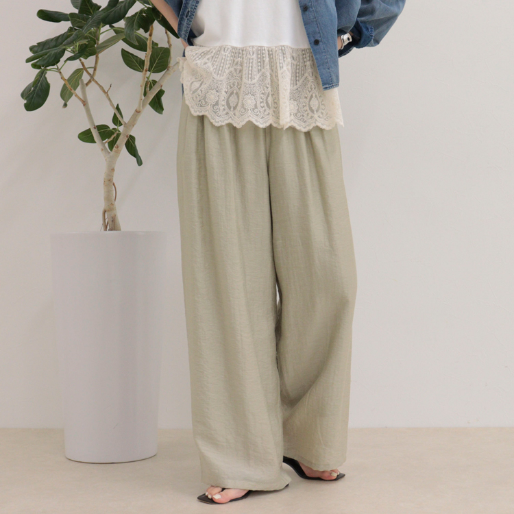 FREDY&GLOSTER(フレディ アンド グロスター)の「大人のリラックス感を叶える シャイニーギャザーイージーパンツ」